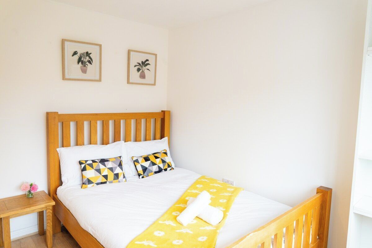 5 bedrooms, iron/ironing board, Internet, bed sheets