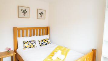 5 bedrooms, iron/ironing board, Internet, bed sheets