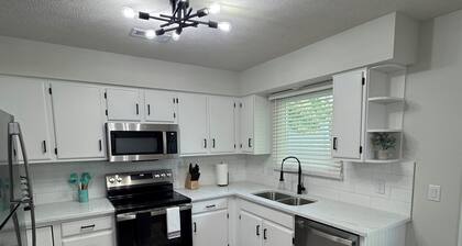 Serenity on Granada: Spacious 2BR Retreat / 2.5BA+Garage Near Haymarket & UNL