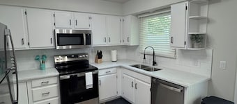 Serenity on Granada: Spacious 2BR Retreat / 2.5BA+Garage Near Haymarket & UNL