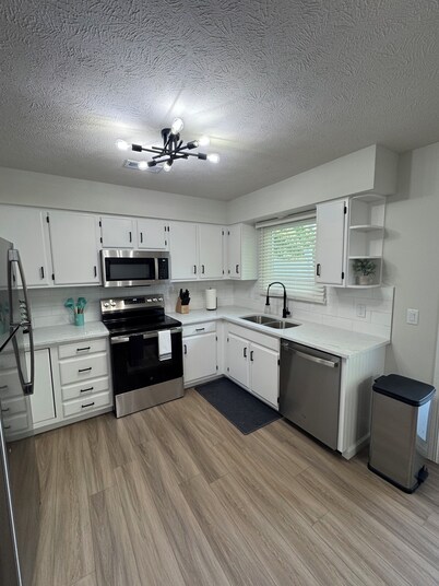 Serenity on Granada: Spacious 2BR Retreat / 2.5BA+Garage Near Haymarket & UNL