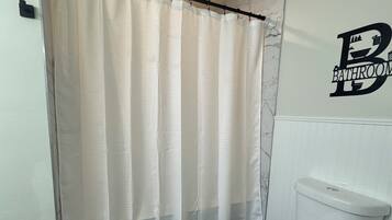 Een douche, een bubbelbad, een haardroger, handdoeken