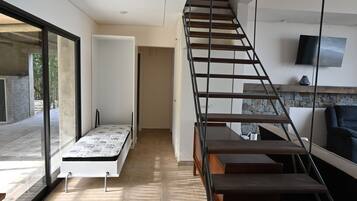 Een strijkplank/strijkijzer, wifi, beddengoed