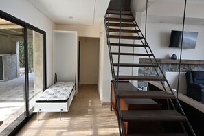 Tabla de planchar con plancha, wifi y ropa de cama