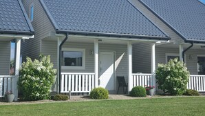 A row of two-story houses with grey roofs and white railings. - Baltic Stone - Comfortable vacation homes in Rewal (Rewal)