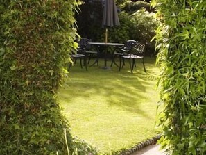 Outdoor dining - The Ebury Hotel (Canterbury)