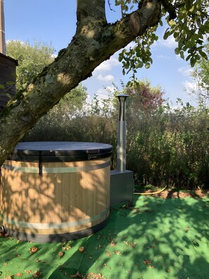 Bañera de hidromasaje al aire libre