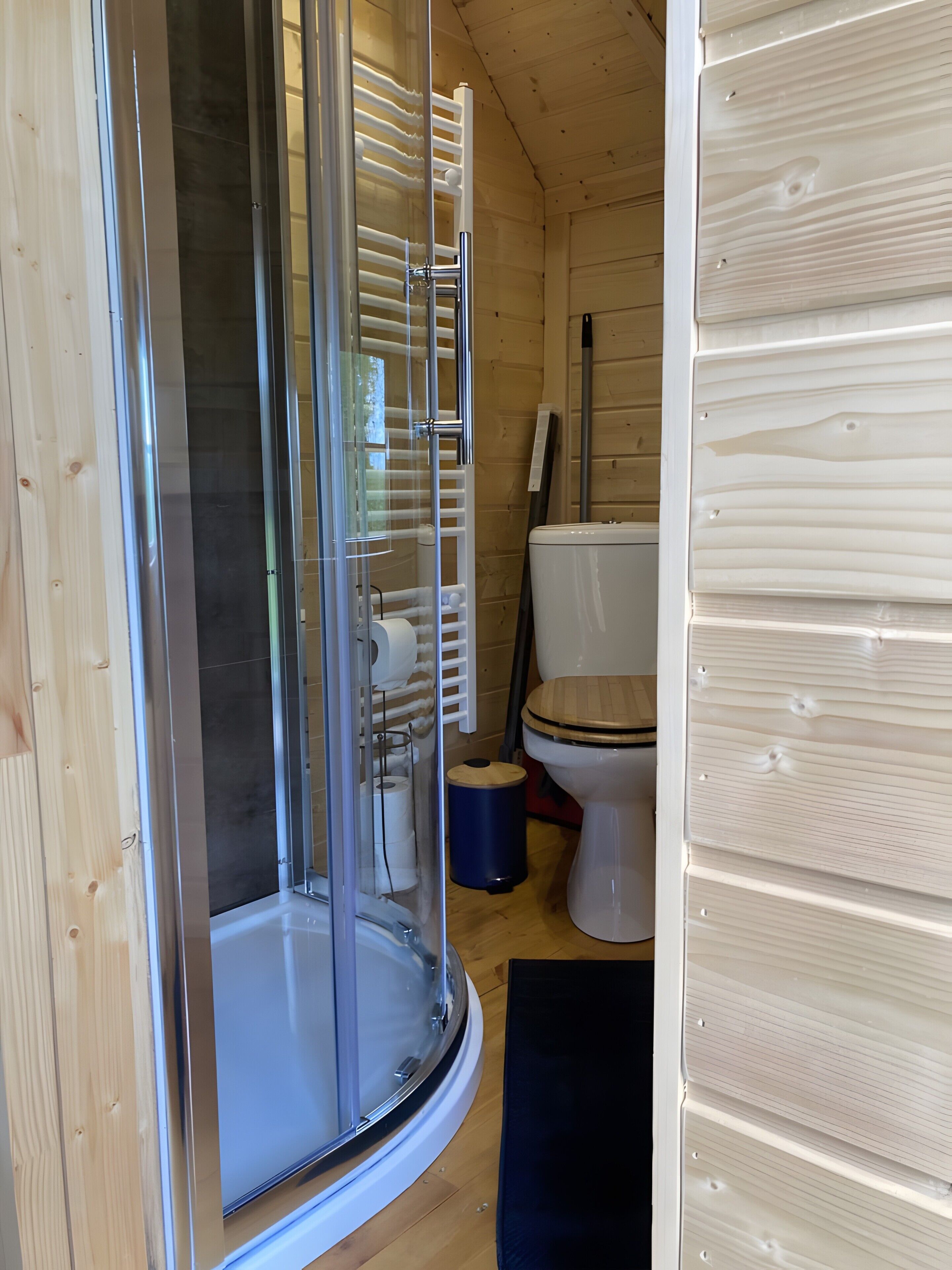 Een douche, handdoeken