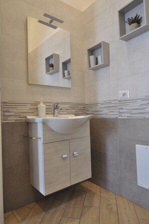 Hair dryer, bidet, towels, soap - Abbi's House - Apartment in the Historic Center of Naples (Napoli)