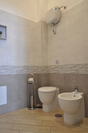 Hair dryer, bidet, towels, soap - Abbi's House - Apartment in the Historic Center of Naples (Napoli)
