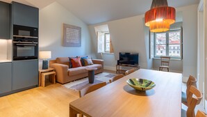 A modern living space with a kitchen, dining area, and seating area. - FLH Heart of Rossio Apartment X (Lisboa ciudad)