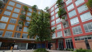 Un bâtiment moderne doté d’une cour intérieure, d’une enseigne indiquant « DOLCE BISQUET » et d’un restaurant appelé « Ceballos ».