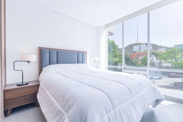 2 bedrooms, desk, iron/ironing board, WiFi