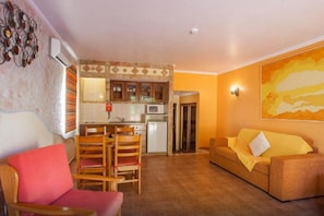 Living area - 1-Bedroom Apartment with Pool and Garden View (3 Adults) (Luz)