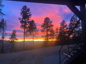 A sunset view with trees and a staircase. - Marvelous 1-bedroom apartment in Durango perfect for your getaway (Durango)