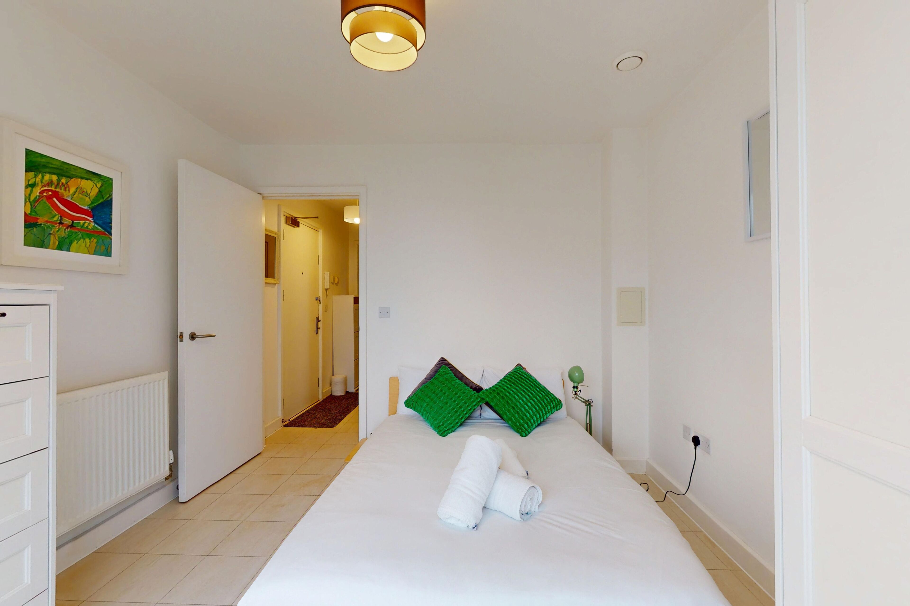 Bright 1br Flat W/balcony8 Min Walk To Tube - Hounslow