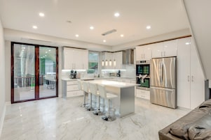 Villa de lujo, 5 habitaciones, cocina | Cocina privada | Cafetera o tetera, hervidor eléctrico y trona infantil