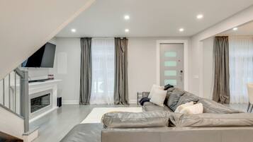 Luxury Villa, 5 Bedrooms, Kitchen | Living area