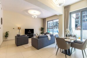 Living area - Spacious 1BR | Minutes to Burj Khalifa (Dubai)