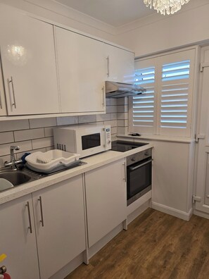 Fridge, microwave, oven, stovetop - By the beach apartment, flat walk, central location pet friendly. (Perranporth)
