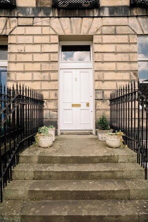 Exterior detail - Converted apartment w/Moray Feu garden view (Edinburgh)