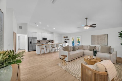 Spacious 4-bedroom house, mini-putt, pool & wood oven