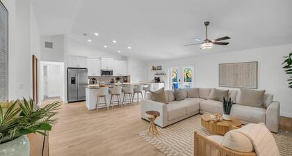 Spacious 4-bedroom house, mini-putt, pool & wood oven