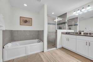 Douche, séchoir à cheveux, serviettes fournies, savon