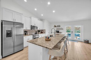 Private kitchen - Spacious 4-bedroom house, mini-putt, pool & wood oven (Port St. Lucie)