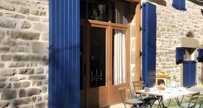 Guest Room “La Blanche” with Shared Terrace, Communal Garden and Wi-Fi