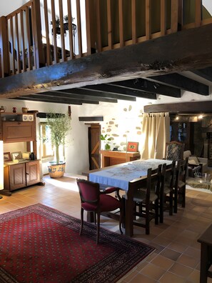 Dining - Guest Room “La Blanche” with Shared Terrace, Communal Garden and Wi-Fi (Soubrebost)