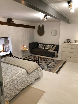 Room - Guest Room “La Blanche” with Shared Terrace, Communal Garden and Wi-Fi (Soubrebost)