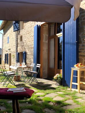 Outdoor dining - Guest Room “La Blanche” with Shared Terrace, Communal Garden and Wi-Fi (Soubrebost)