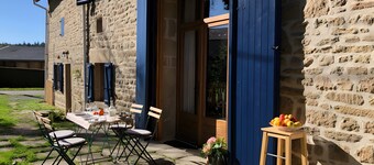 Guest Rooms “La Grande & La Jumelle” with Shared Terrace, Garden, and Wi-Fi