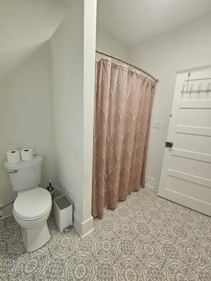 Hair dryer, towels, soap, toilet paper - Historic 2 Bedroom + Dedicated Office, Walkable Downtown Wilmington (Wilmington)