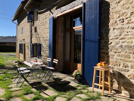 屋外ダイニングエリア. Guest Room “La Rustique” with Shared Terrace, Garden, and Wi-Fi