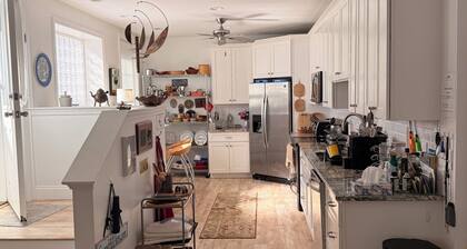 Peaceful 3 -bedroom apartment with AC in charming Snow Hill. Close to Ocean City