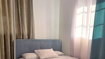 Iron/ironing board, free WiFi, bed sheets
