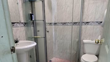 Basic Studio Suite, 2 Queen Beds | Bathroom