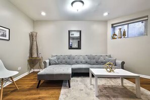 Living area - MTR~KingBeds-PetFriendly-FreeParking (Chicago)