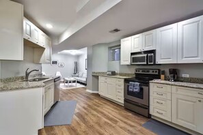 Private kitchen - MTR~KingBeds-PetFriendly-FreeParking (Chicago)