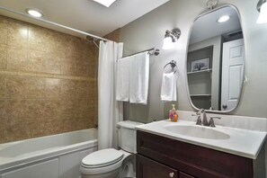 Bathroom - MTR~KingBeds-PetFriendly-FreeParking (Chicago)