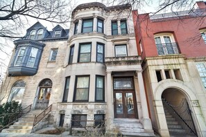 Exterior - MTR-PetFriendly-FreeParking-WalkingTreadmill (Chicago)