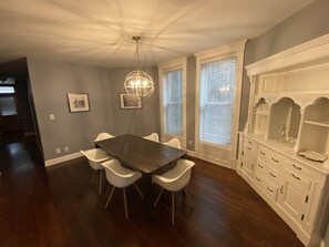 Dining - MTR-PetFriendly-FreeParking-WalkingTreadmill (Chicago)