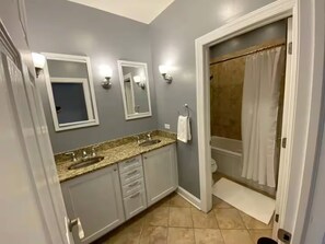 Bathroom - MTR-PetFriendly-FreeParking-WalkingTreadmill (Chicago)