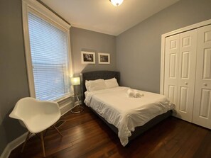 4 bedrooms, iron/ironing board, WiFi, bed sheets - MTR-PetFriendly-FreeParking-WalkingTreadmill (Chicago)