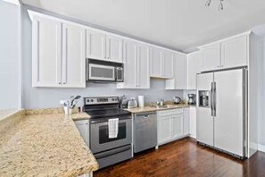 Private kitchen - MTR in the heart of Lincoln Park with Free Parking (Chicago)