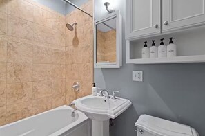 Shower - MTR in the heart of Lincoln Park with Free Parking (Chicago)
