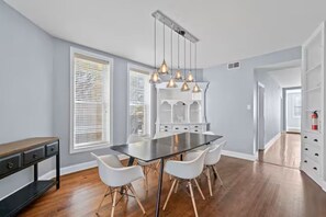 Dining - MTR in the heart of Lincoln Park with Free Parking (Chicago)
