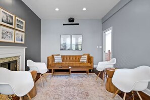 Living area - MTR - Walk to Lake - Steps to Dining, Zoo & DePaul (Chicago)